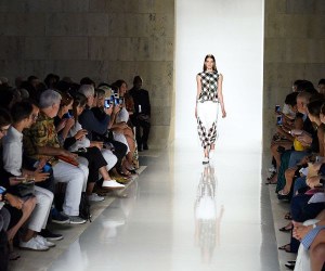 NEW YORK, NY - SEPTEMBER 13: (BRAZIL OUT, NEW YORK TIMES OUT, UK VOGUE OUT) A model walks the runway at the Victoria Beckham Spring Summer 2016 fashion show during the New York Fashion Week on September 13, 2015 in New York City. (Photo by Victor VIRGILE/Gamma-Rapho via Getty Images)