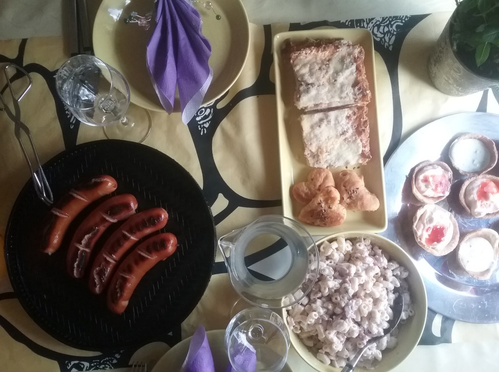 KOTI&RUOKA, GRILLAUS.  1 EKA GRILLAUS KEVÄT 2016. VAPPU MENU…Ruoka, Juomat&Jälkiruoka. KINKKU-PASTASALAATTI,  SALAATTIKASTIKE, Suolapalakuppien 2 TÄYTTEET….2.6.2016. PÖYDÄN KATTAUS. 3/3 RESEPTIT. HXSTYLE.net&nbsp;HEINIS