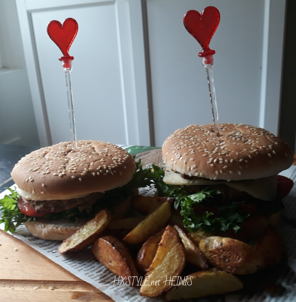KOTI&RUOKA. KOTIRUOKA, GRILLAUS. SUOSITTUA PIKARUOKAA… HAMPURILAISATERIA, JUOMAT. Lapsiperheet, Nuoret… Itse VALMISTETUT HAMPURILAISET:  Jauhelihapihvit, kasvikset ja Lohkoperunat …Omat RESEPTIT, VINKIT.  SUOSITTU   77…65….30 krt. 21.9.2018. PERHE&Juhlat, Syntymäpäivät. Elämäntapablogi HXS. HXSTYLE.net&nbsp;HEINI
