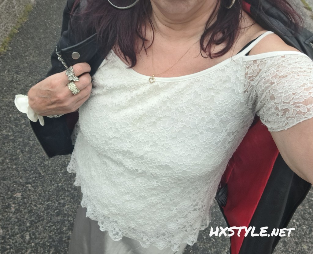 FASHIONBLOG&LIFESTYLE HXSTYLE.net Heini. SUMMER FASHION My STYLE: Lovely Lace Shirt&Trendy SATIN SKIRT. Lovely ESSENTIALS: Shoes&New Summer Bag. FAVOURITE…31 +37 Likes. Walking City&ENJOY Summer end&Septemeber still Sunny&Warm Days… 6.9.2024. VOGUE&nbsp;Daily…
