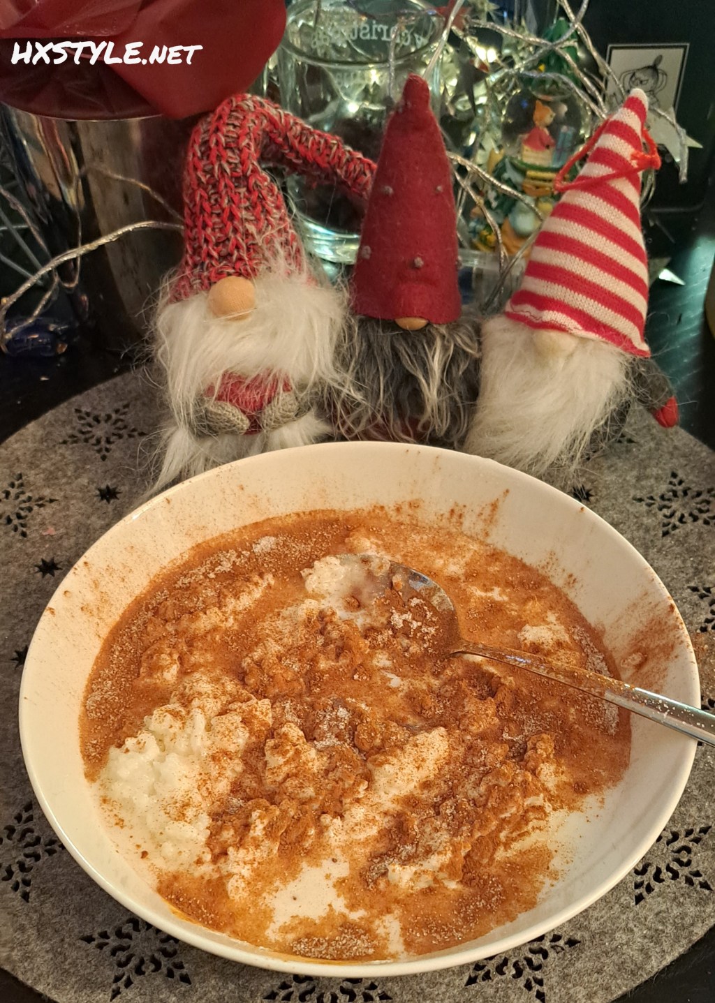 JOULU MENU/RUOKA. Perinteinen RIISIPUURO. RESEPTI. LISUKKEITA, voi vaiheella ja VAIHTOEHTOJA . Perinteisesti Kanelia&Sokeri, Kylmää Maitoa. Minä Tykkään Erilaisista PUUROISTA…VALMISTUS, Perinteisesti Kattilassa Keittämällä. JOULULAHJA…Suomalainen DESIGN, IITALA: MAINIO,  Matalat lautaset.  JOULUKALENTERI/Christmas Calender….21. Joulukuuta, 3 pv JOULUUN 2024. LIFESTYLEBLOG HXSTYLE.net&nbsp;Heini
