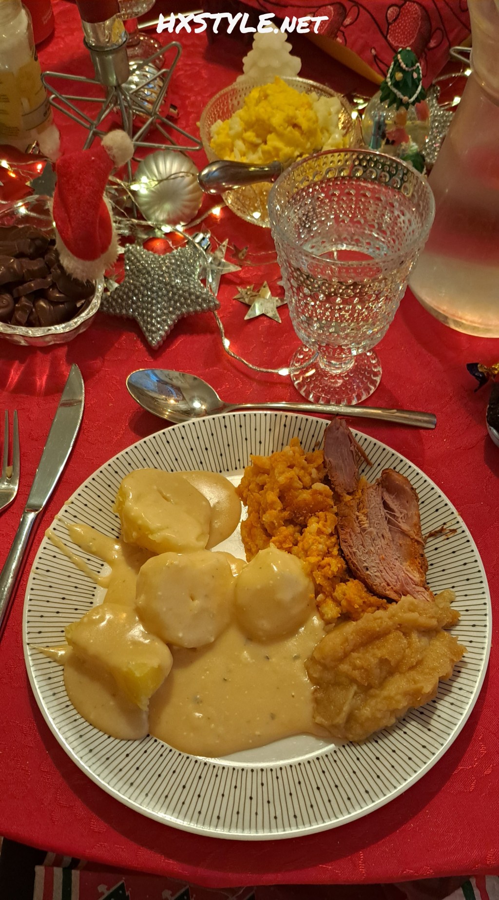 JOULU MENU/RUOKA 2024. 2/2 Pääruoka Suomalainen SISÄFILEPAISTI, Aura-Kerma KASTIKE, Kuoritut&Keitetyt Perunat ja JOULULAATIKOT… Lisäksi JÄLKIRUOKA, Perinteinen LUUMURAHKA. JOULU RUOKA Kuvat Lisätty 25.12. ja KAHVIPÖYDÄN KATTAUS, Kuvat ja Uusi Artikkelin myöhemmin….Kukat&Kynttilät. SUOSITTU 82…36+46 Tykkäystä… RAUHALLISTA Joulunaikaa… 22. – 23. ja 24 Joulukuuta, 2…1. 0 pv JOULUUN. LIFESTYLEBLOG HXSTYLE.net Heini