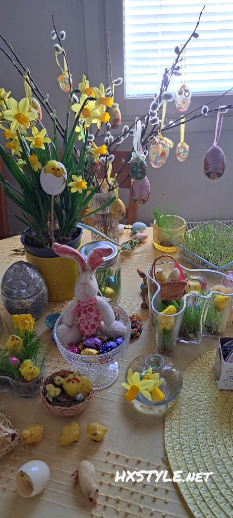 KOTI&SISUSTUS/DECORATE. PÄÄSIÄINEN/EASTER 2026. JUHLA PÖYDÄN KATTAUS. Ensin Pöytäliina valitaan ja Silitetään. Pääsiäis Koristeet, Pajunvitsat ja Mini Narsessit Pöytään. RAIRUOHOT vielä Koristellaan, Tiput ja Ruohomunat. Värikästä ja Ihanaa PÄÄSIÄISTÄ Kaikille.  2 ASETELMAA.        29 – 30.3.2026. LIFESTYLEBLOG HXSTYLE.net Heini