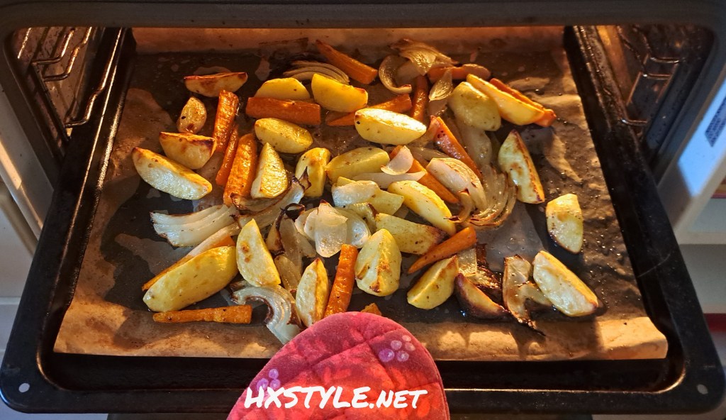 RUOKA&MENU PÄÄSIÄINEN 2. Vaihtoehto&Valinta…1. PÄÄSIÄSIPÄIVÄ. LIHAPIHVIT&Maustevoi, Perunamuussi, UuniKasvikset ja Kermakastike. Jälkiruoka: Suklaamousse, Kermavaahdolla, Koristeltu&MIGNON Pääsiäismuna. 2.Pääsiäiapäivä 6.4. ja 7.4.2026. LIFESTYLEBLOG HXSTYLE.net Heini