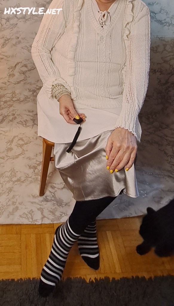 START SPRING FASHION LOOK: Sweater Thin, Shirt&Satin SKIRT. ASSECCORIES: Black Pantyhose and Socks. OUTSIDEDOOR Need Shoes&Coat2 Choices…12 – 13.4.2026. FASHIONBLOG&LIFESTYLE HXSTYLE.net Heini